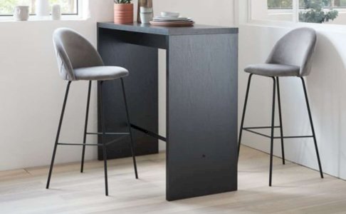 Baaripöytä ja tuolit