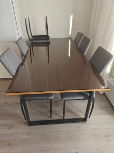 Kuuden hengen ruokailuryhmä