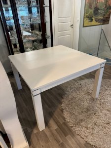 Tyylikäs puusepän suunnittelema valkoinen ruokailupöytä