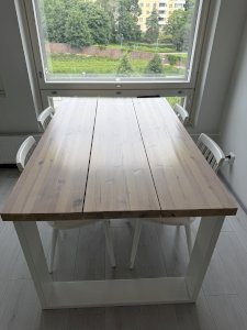 Käsintehty ruokapöytä