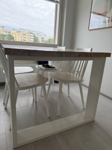 Käsintehty ruokapöytä